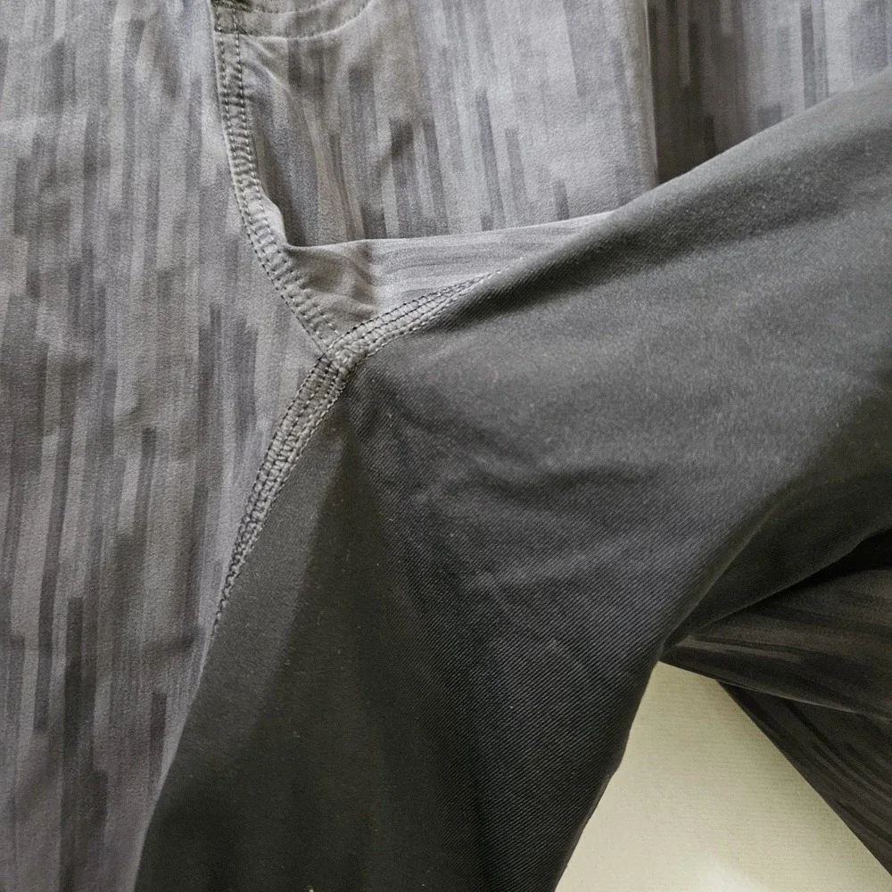 Lululemon Athletic Shorts Mens L Gray Glitch Pattern Unlined 9